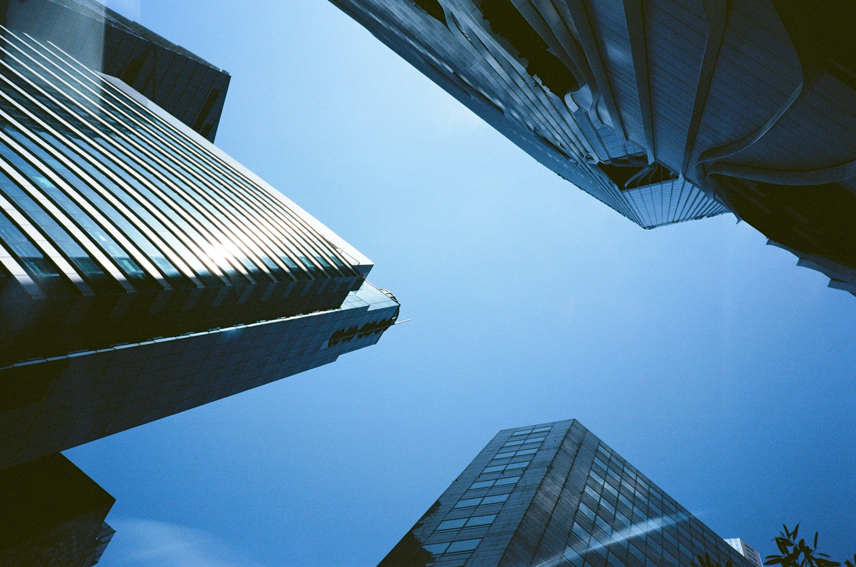 Imagen de unos edificios y el cielo